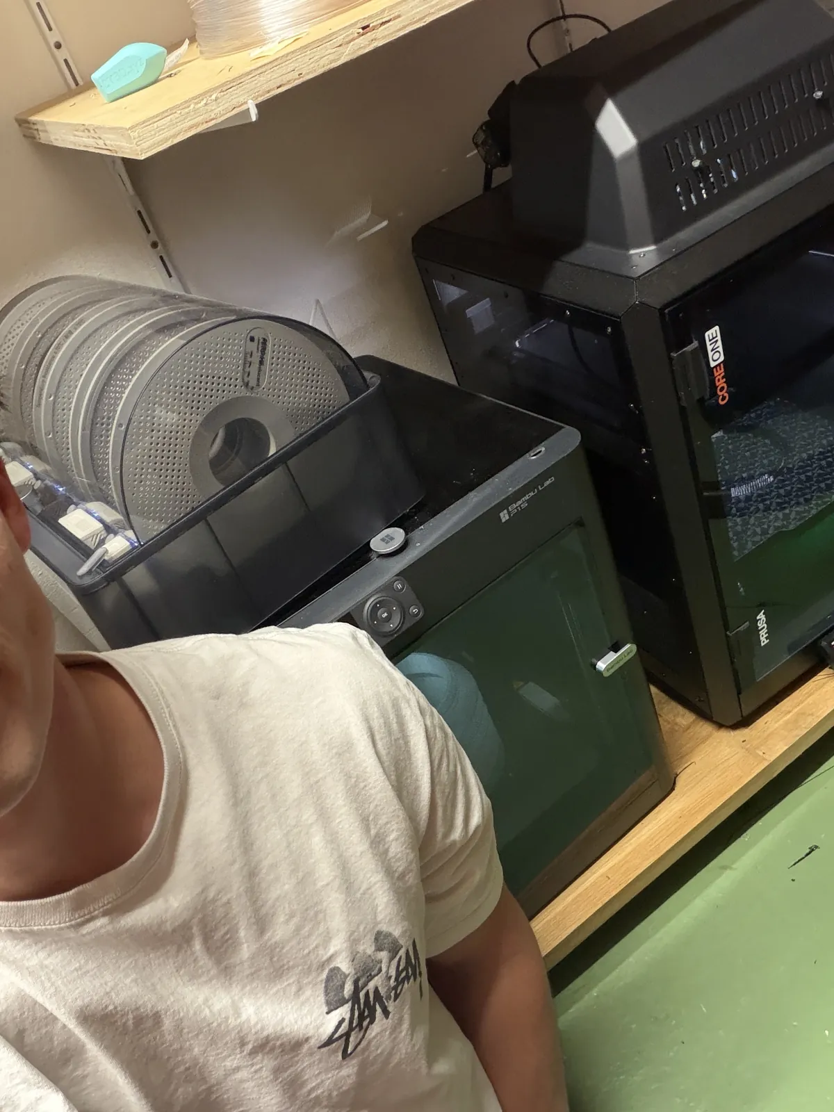 Paul Kolle vor dem 3D-Drucker bei der Fertigung eines BEGA Ersatzglases aus PETG